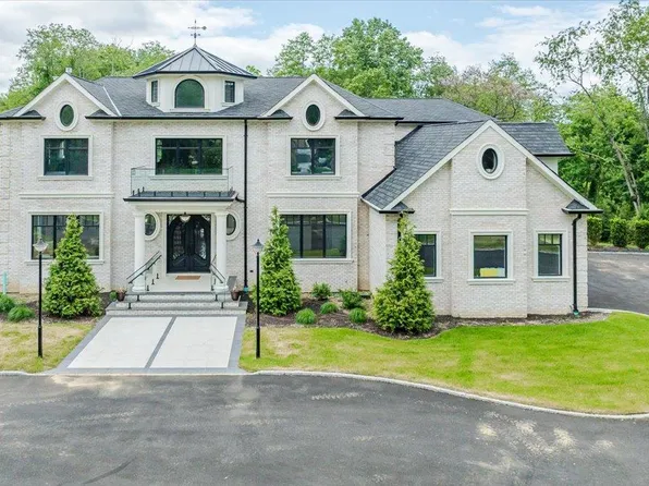 26 Saint Andrews Court, Old Westbury, NY 11568