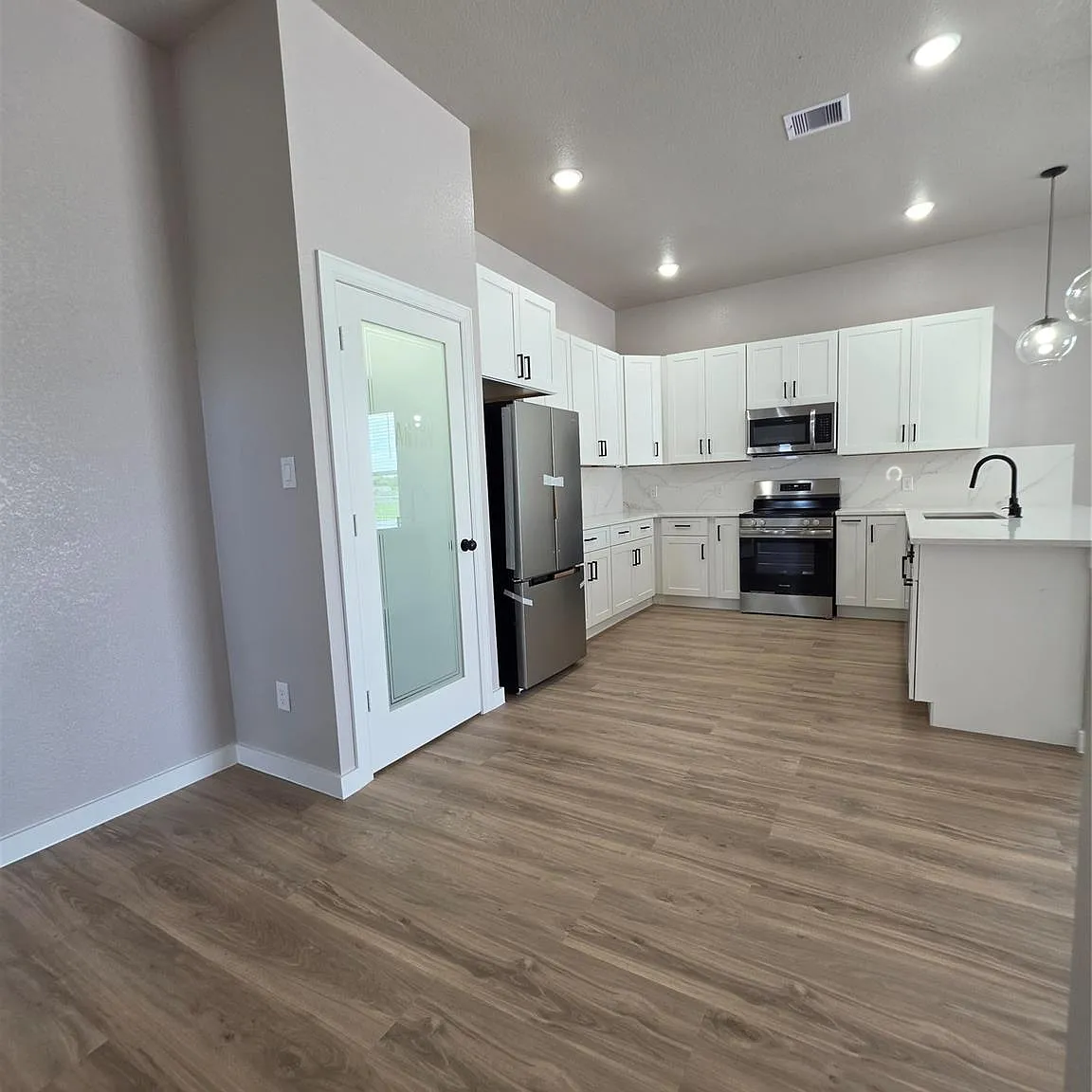 3 bed, 2.0 bath, 1450 sqft, $2,100 — Photo 3