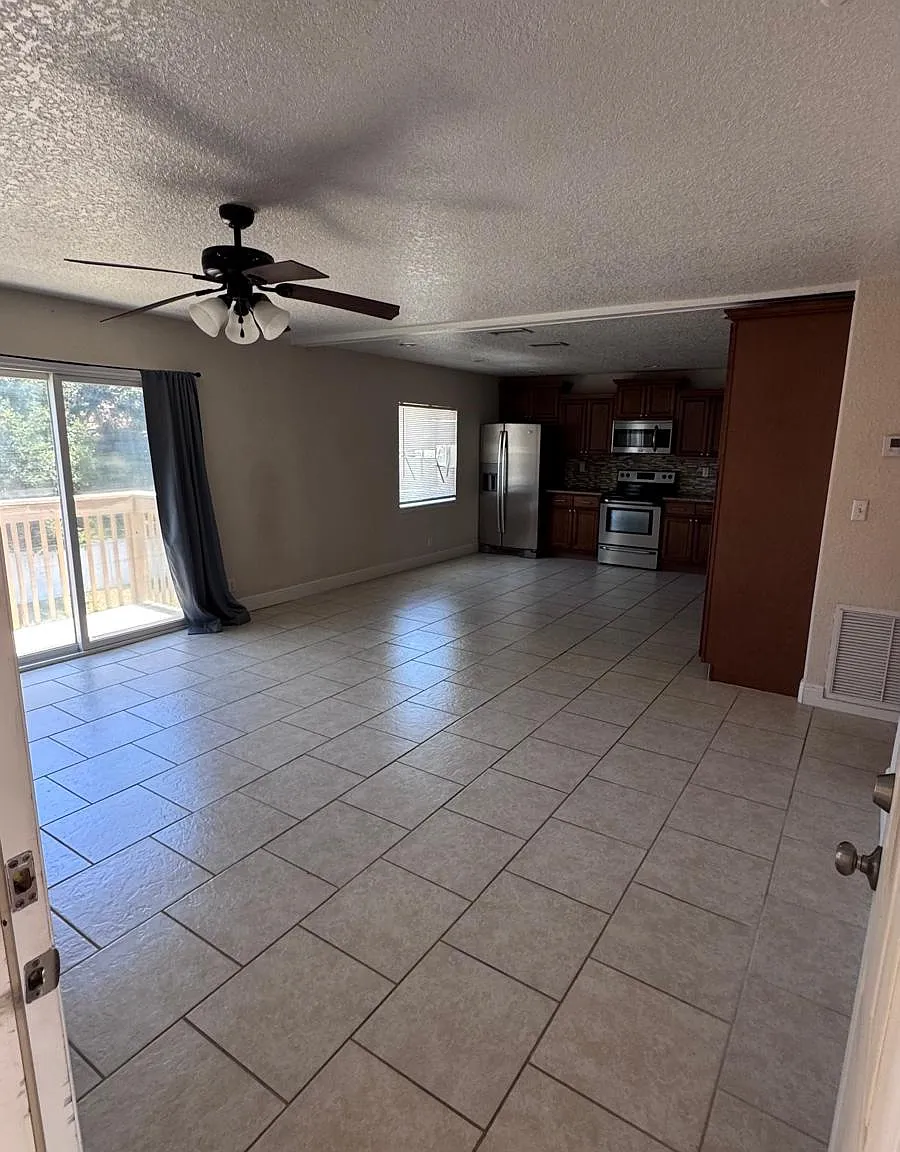 2 bed, 1800 sqft, $1,600 — Photo 2