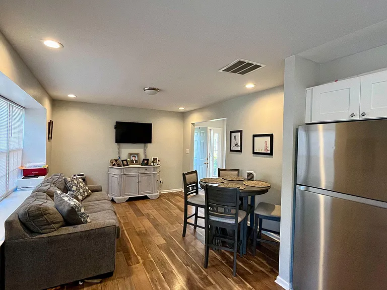 4201 Grenwich Ln — Photo 10