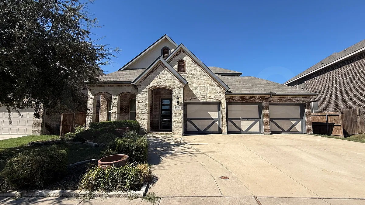 3 bed, 2.5 bath, 2337 sqft, $3,000 — Photo 1