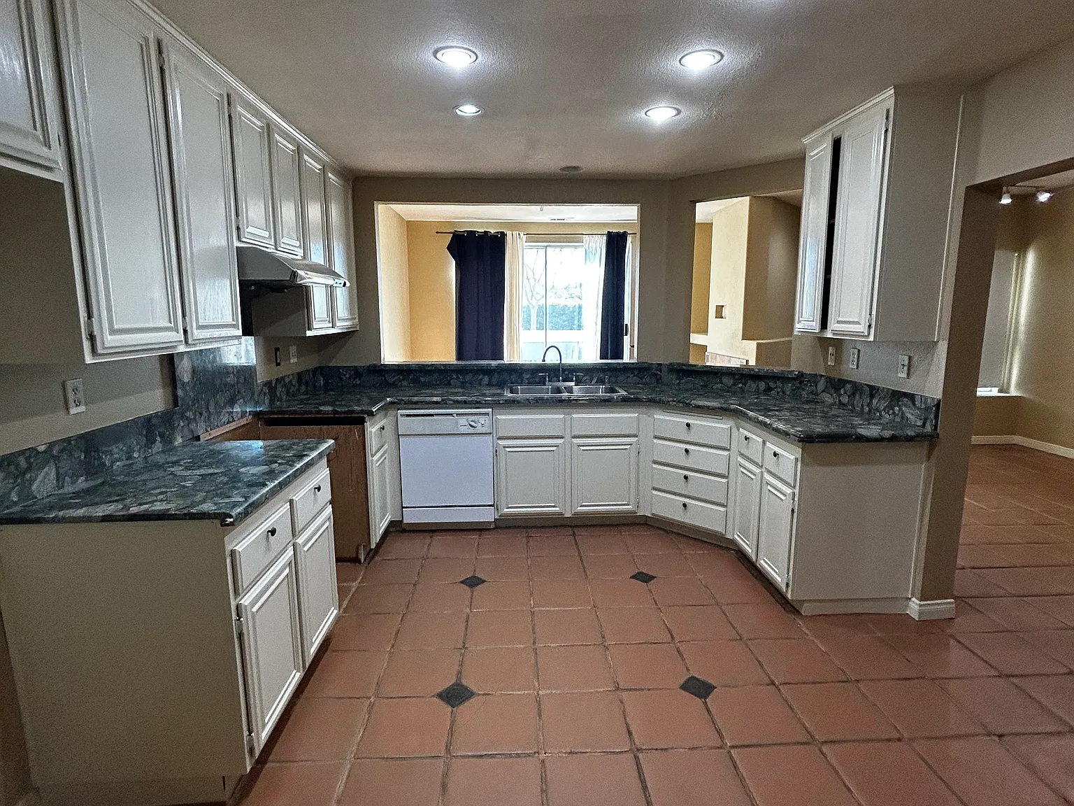 3 bed, 2.5 bath, 1555 sqft, $3,250 — Photo 3
