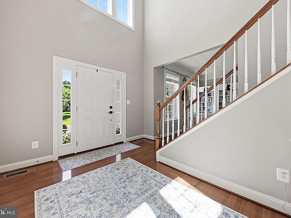 4th image of 28 Stone River Ct