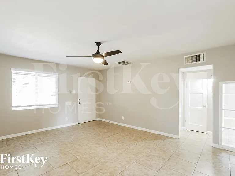 3625 N 21st Dr — Photo 5