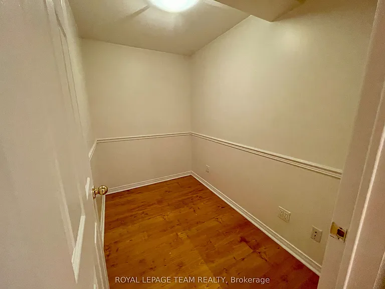 128 Pinetrail Cres — Photo 13