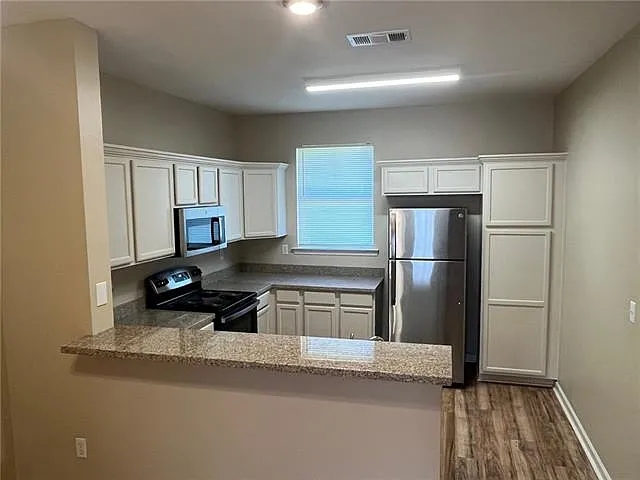 3 bed, 2.0 bath, 1160 sqft, $1,600 — Photo 4