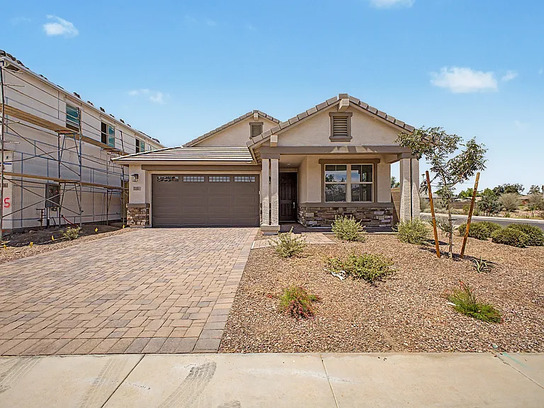 5330 W Harmont Dr — Photo 2
