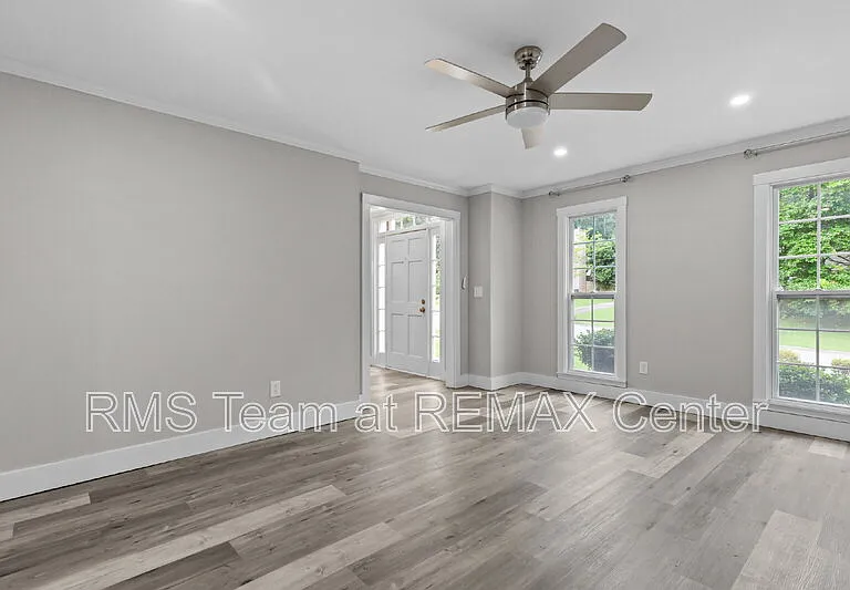 773 Huntington Way NW — Photo 5