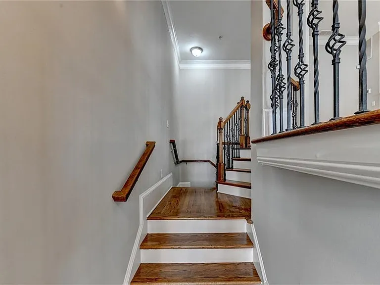 813 Clifton Heights Ln NE — Photo 4