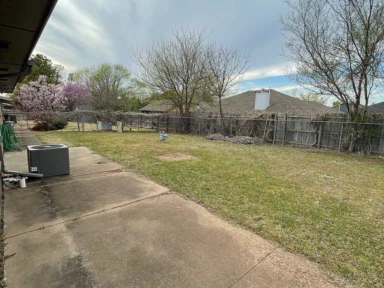 912 E Krayler Ave — Photo 10