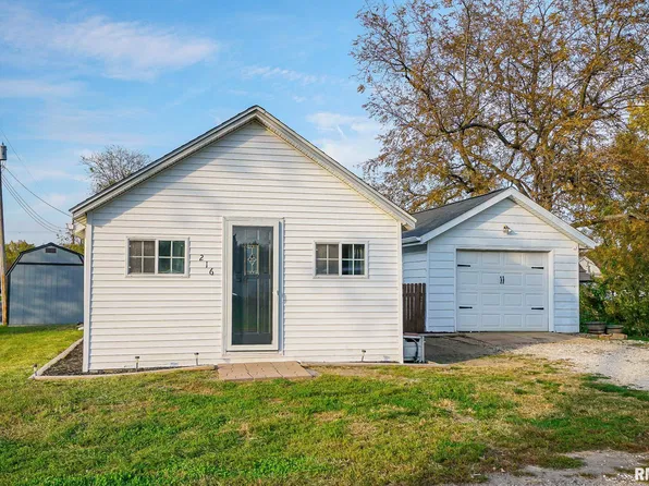 216 W 2nd St, Glasford, IL 61533