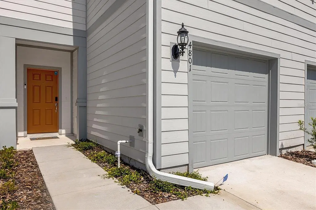 3 bed, 2.5 bath, 1699 sqft, $2,200 — Photo 3