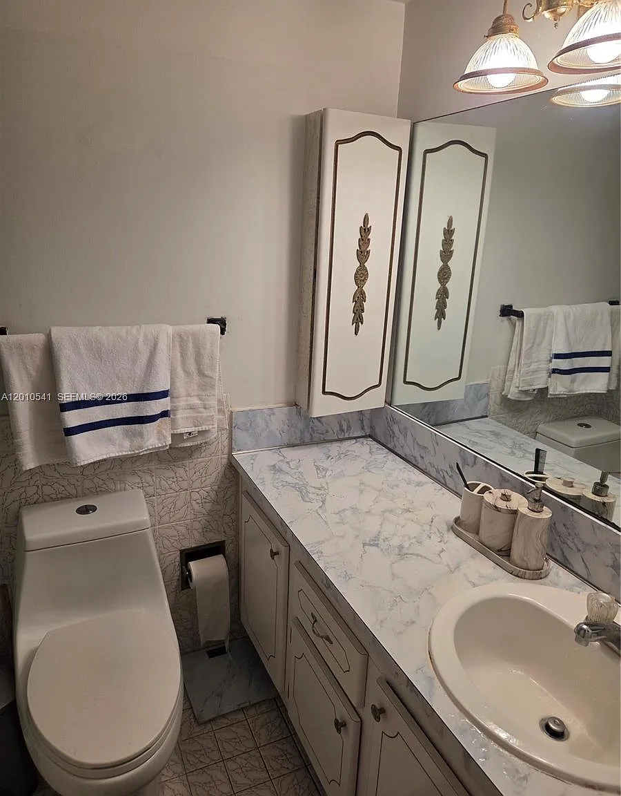 Imperial Towers Condo — Photo 4