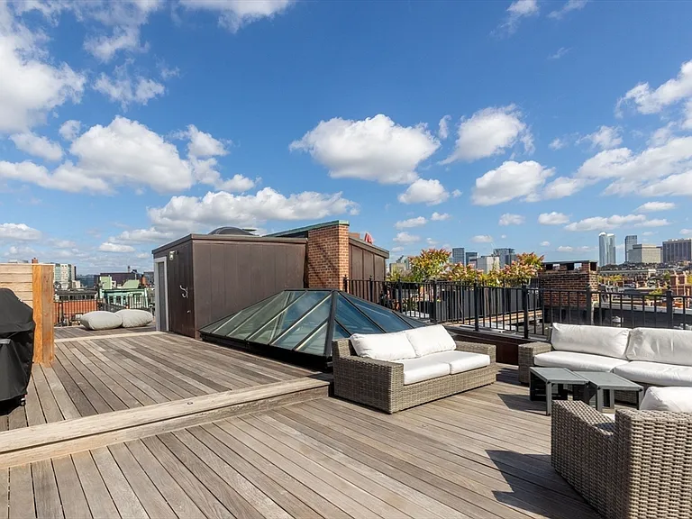 135 Commonwealth Ave — Photo 31