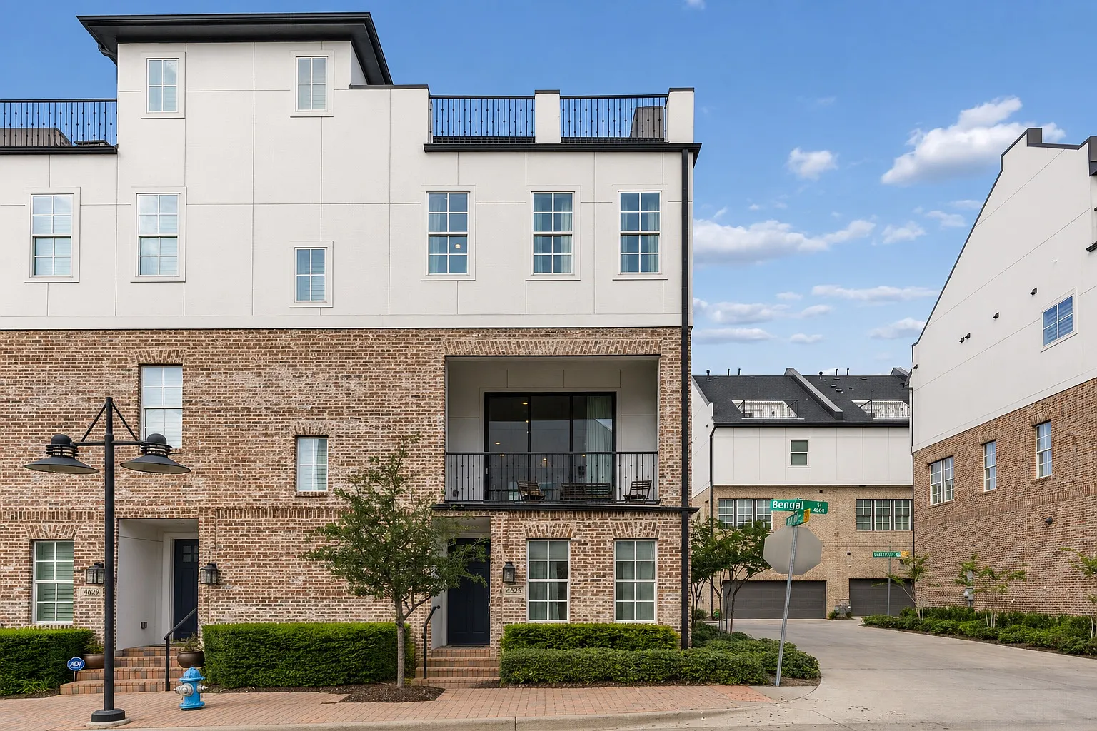 3 bed, 3.5 bath, 2016 sqft, $4,000 — Photo 1