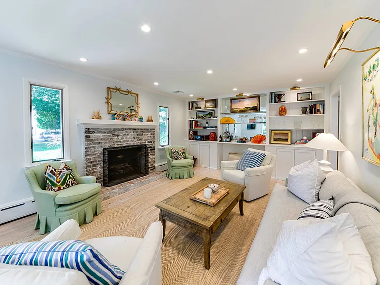 84 Meadow Way — Photo 3