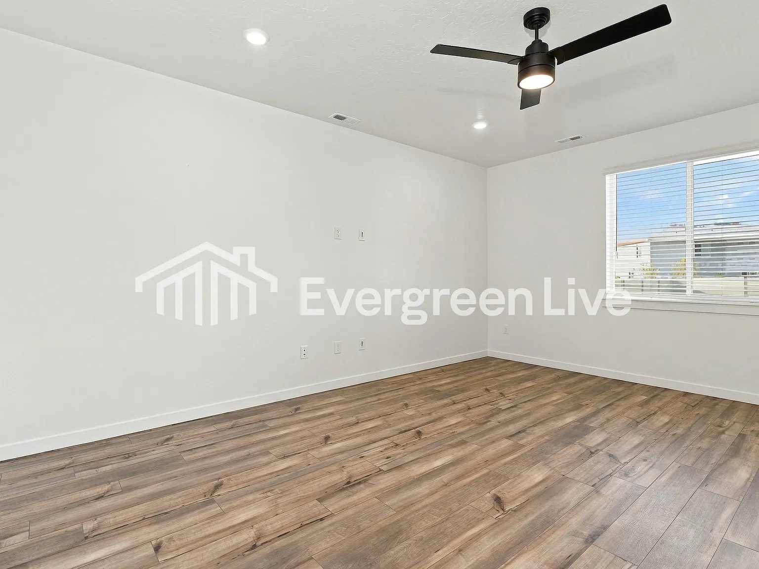 4 bed, 2.5 bath, 2810 sqft, $3,195 — Photo 2