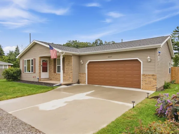 5507 Lakeshore Rd, Fort Gratiot, MI 48059