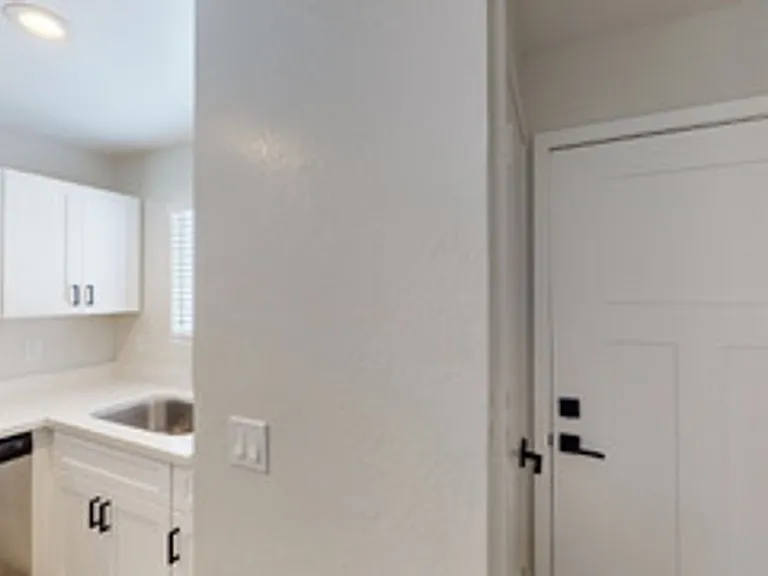 906 E Roma Ave — Photo 27