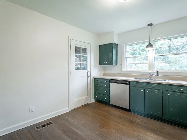 732 Munro Rd — Photo 10