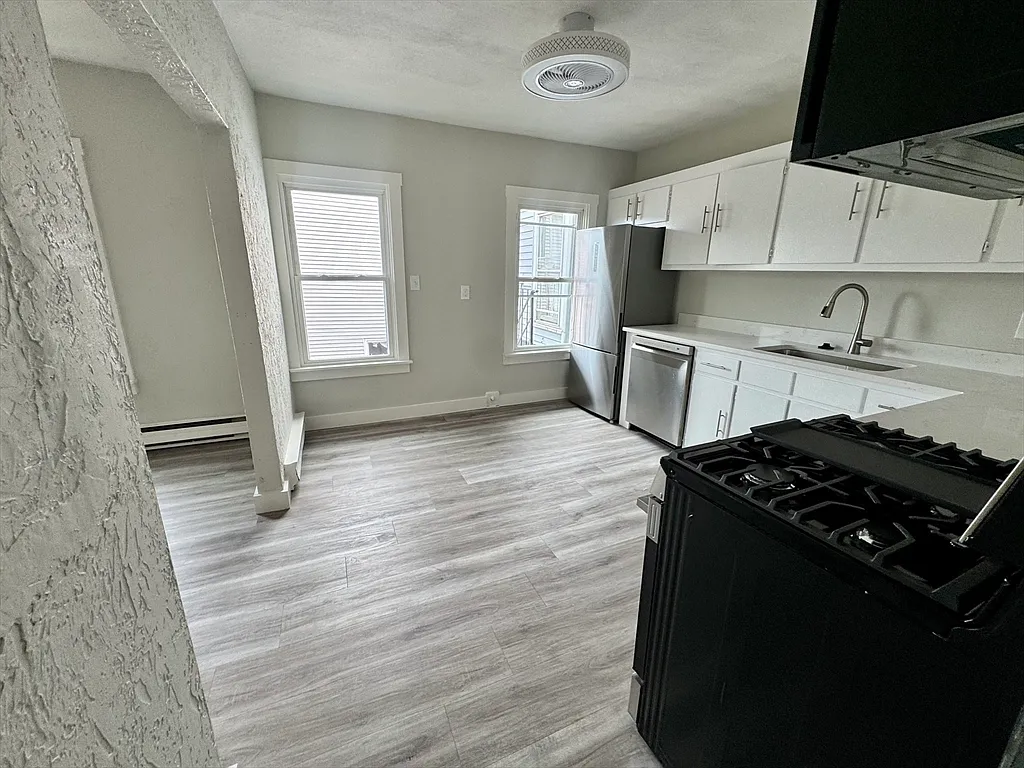 1 bed, 1.0 bath, 700 sqft, $2,500 — Photo 2