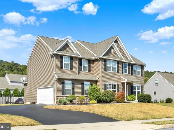 313 Lamp Post Ln, Etters, PA 17319