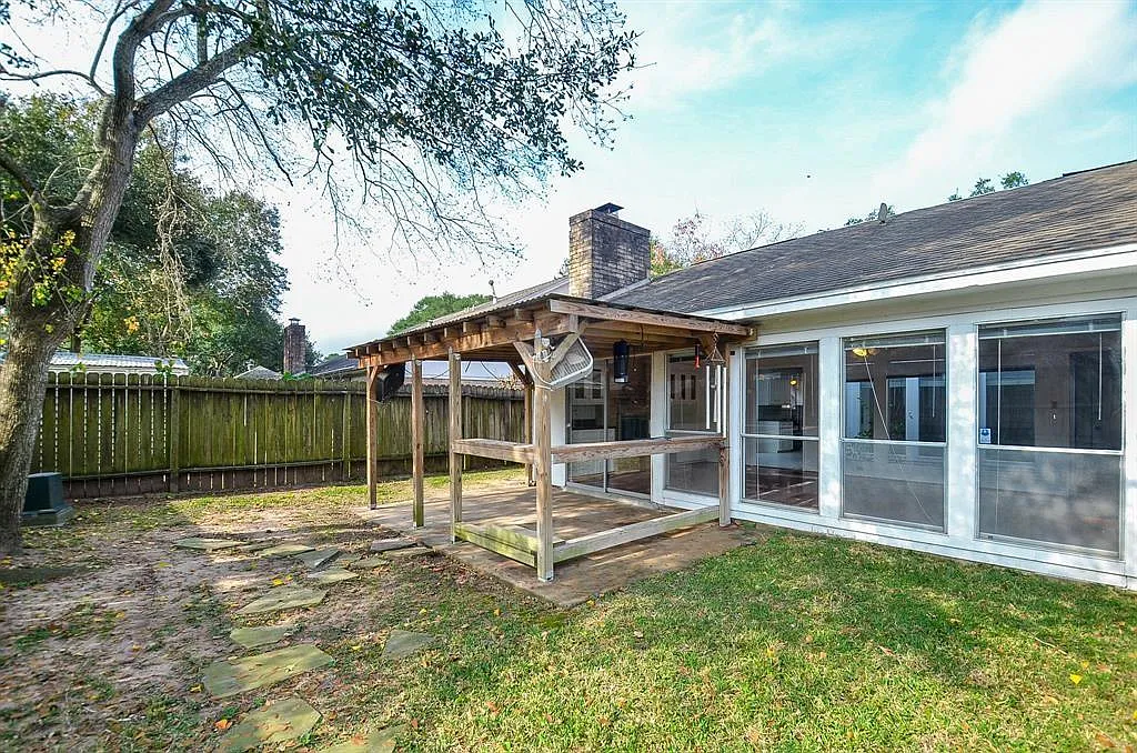 3 bed, 2.0 bath, 2368 sqft, $2,275 — Photo 2