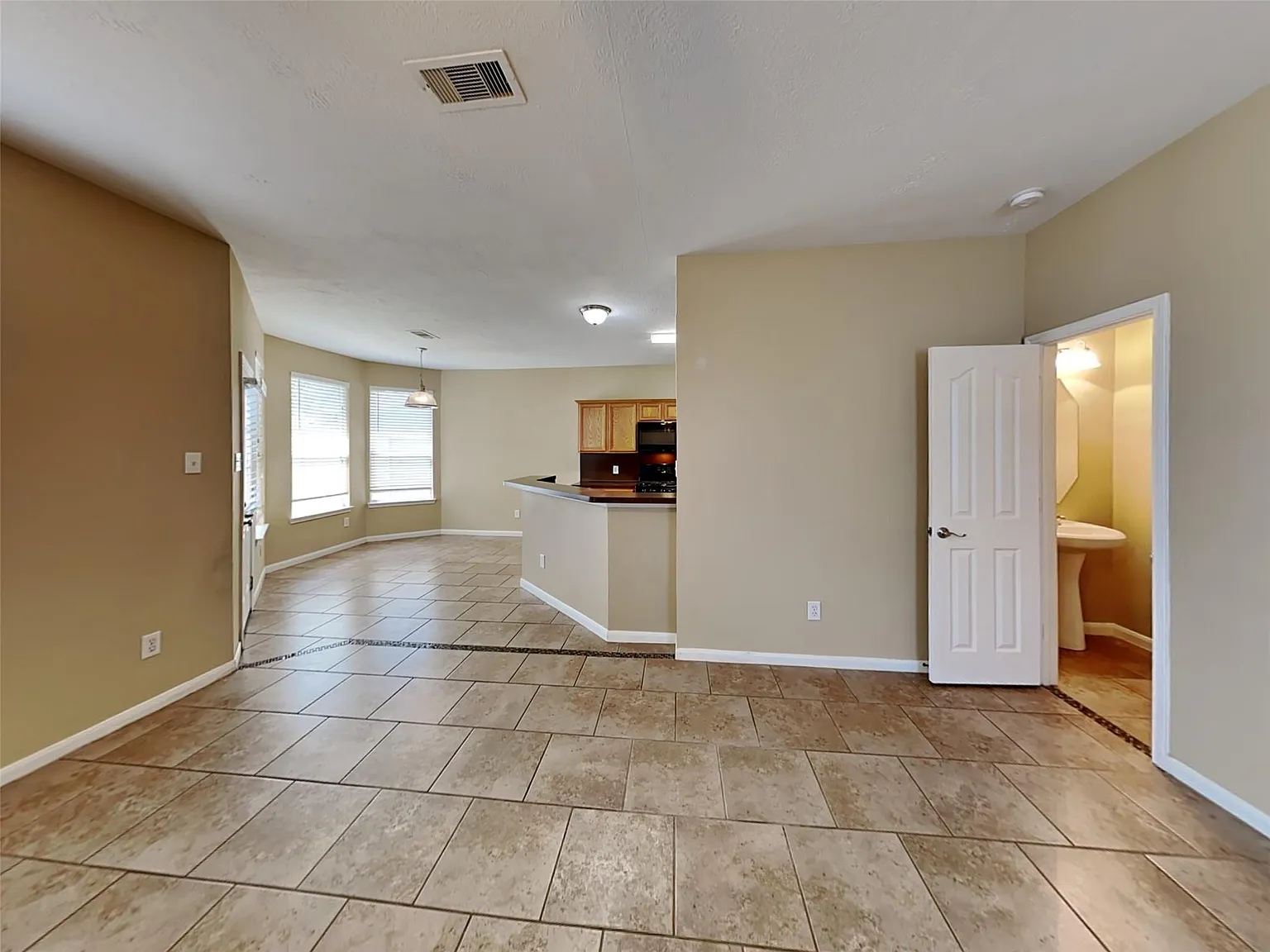 3 bed, 2.5 bath, 1710 sqft, $1,735 — Photo 4