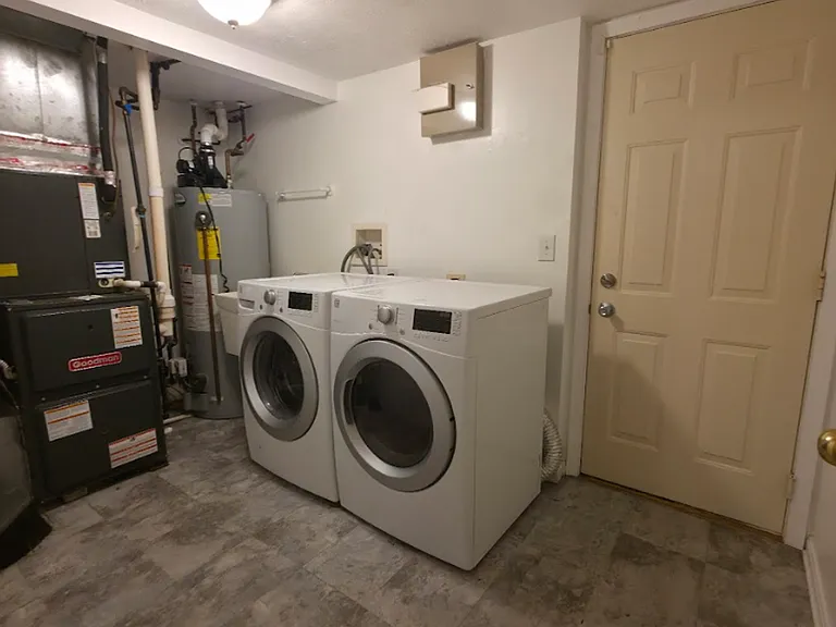 8114 Chester Pkwy — Photo 18