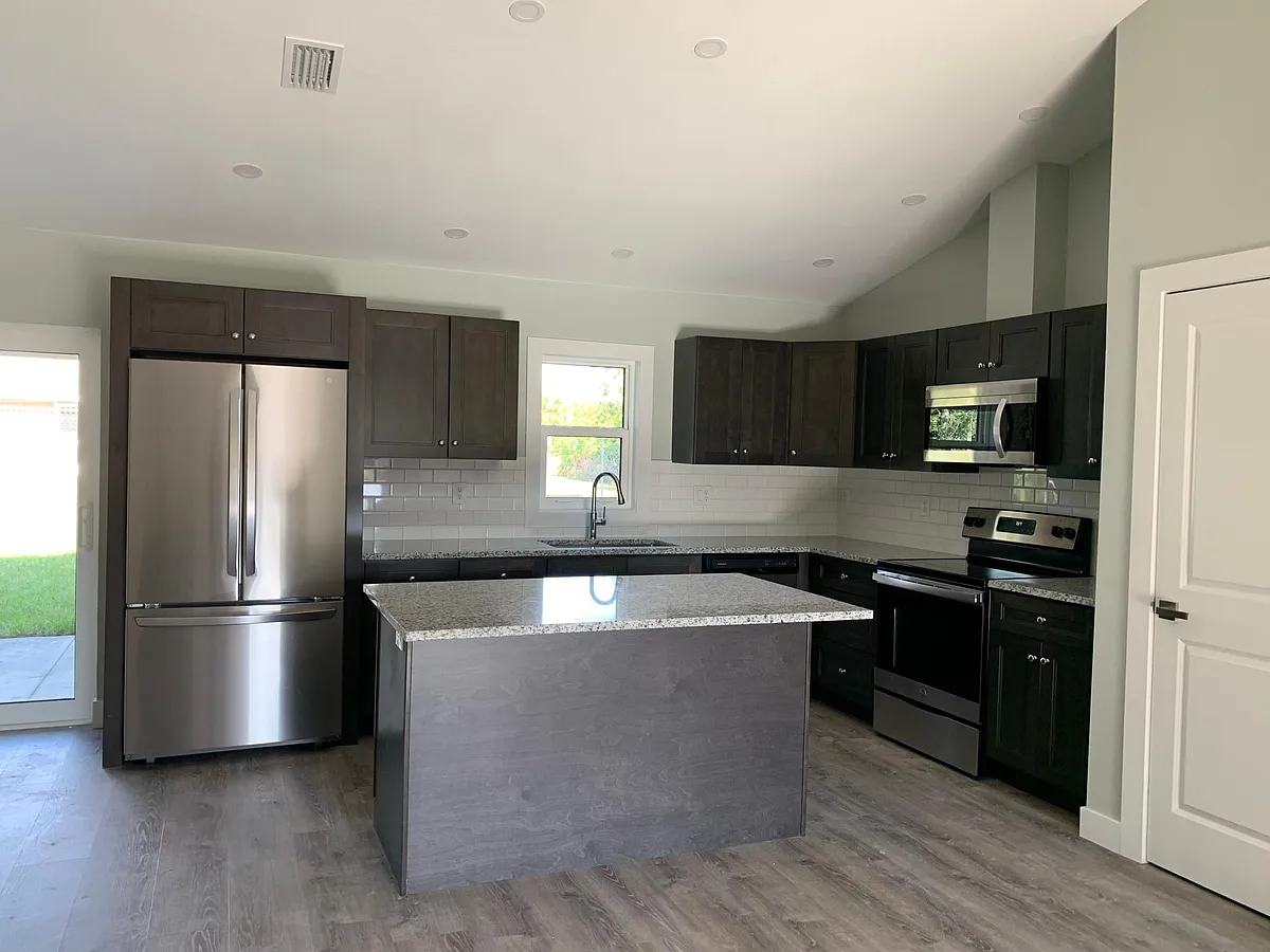 Kitchen with seating island - 2940 Sarletto St