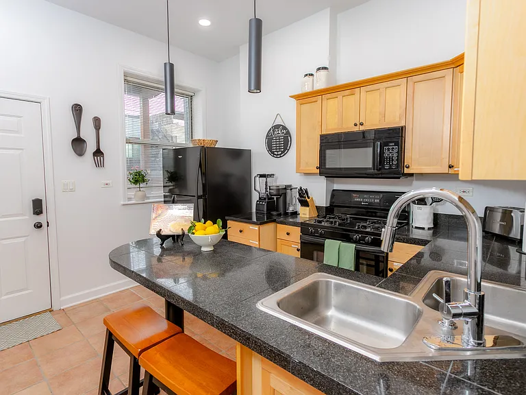 2232 W Homer St #2 — Photo 8