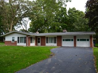 910 Rosewood Ct, Carpentersville, IL 60110