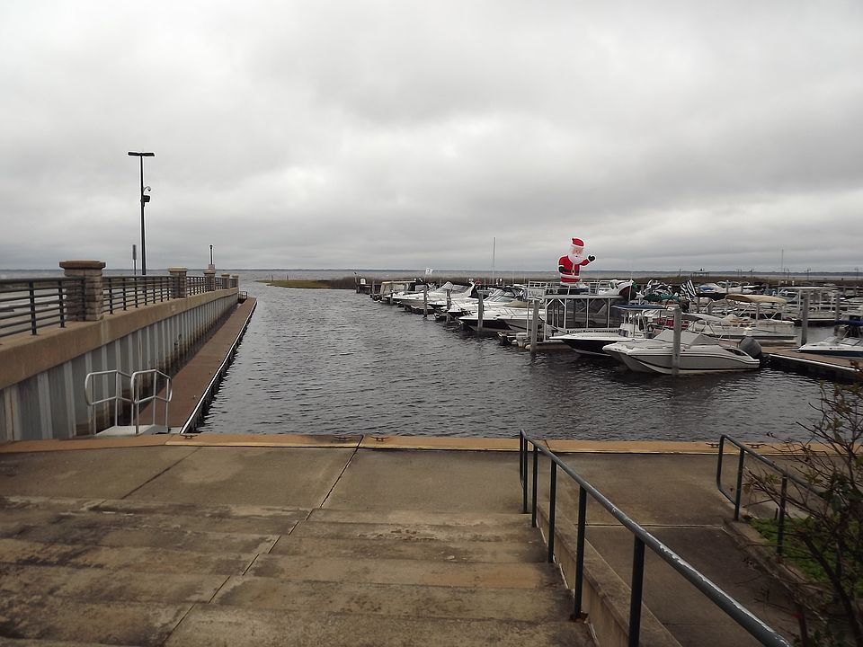 1st image of Lakeshore Blvd