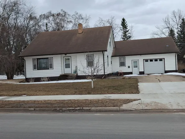 912 3rd St NE, Roseau, MN 56751