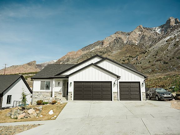 3rd image of 337 E Saddleback Rd