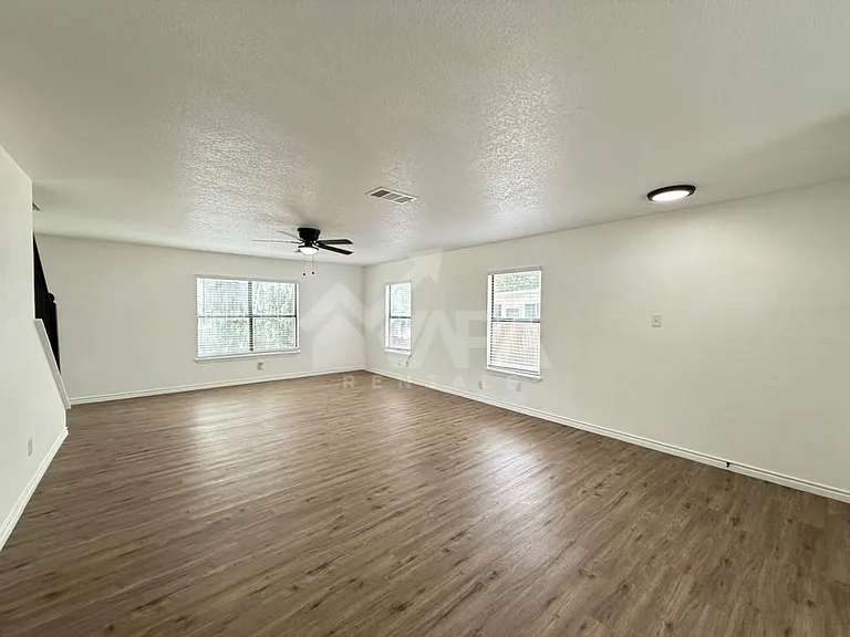 817 Meadow Br — Photo 8