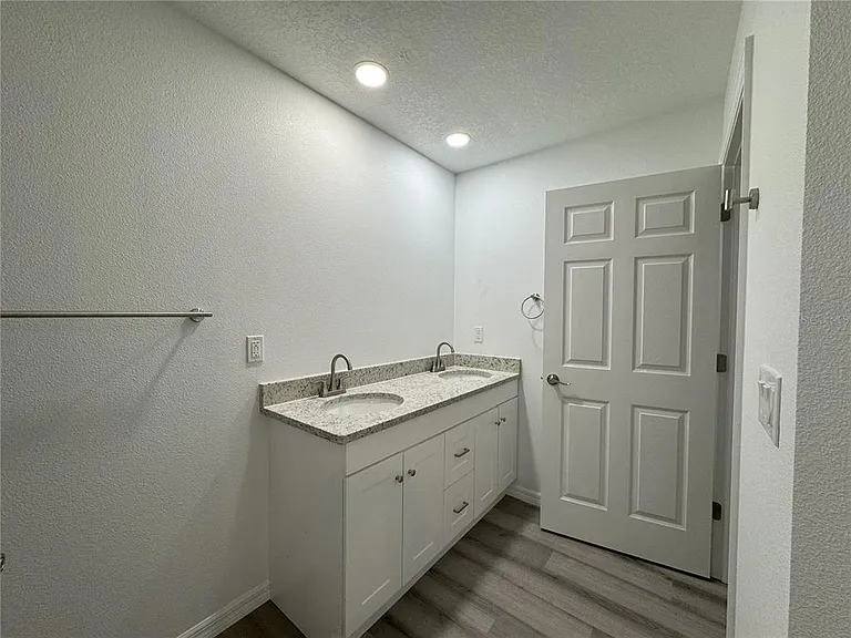 1112 Eden Dr — Photo 13