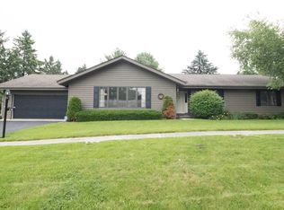 230 Arthur Dr, Woodstock, IL 60098