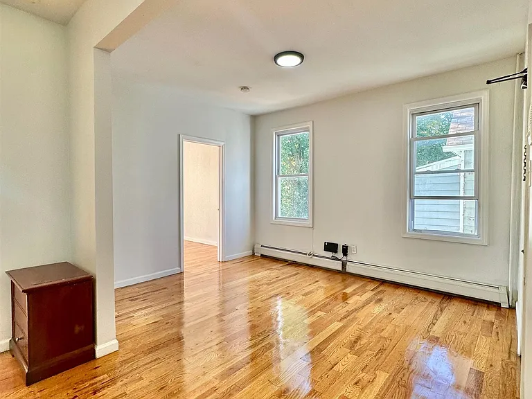 245 Duncan Ave #4 — Photo 2