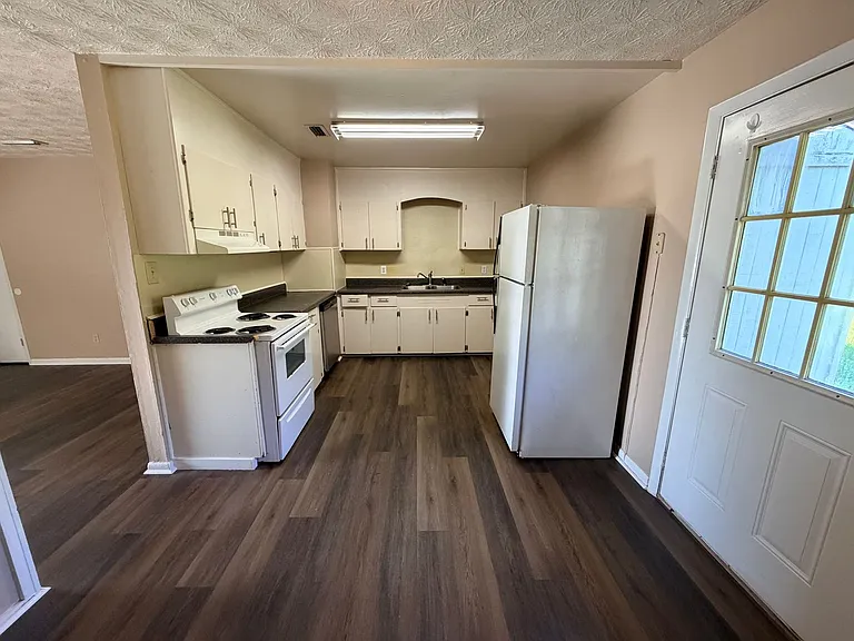 408 S College St — Photo 5