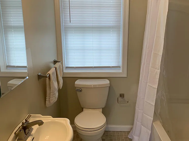 Bathroom (first floor)