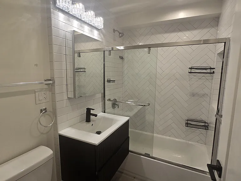 1651 La Salle Ave #B — Photo 4