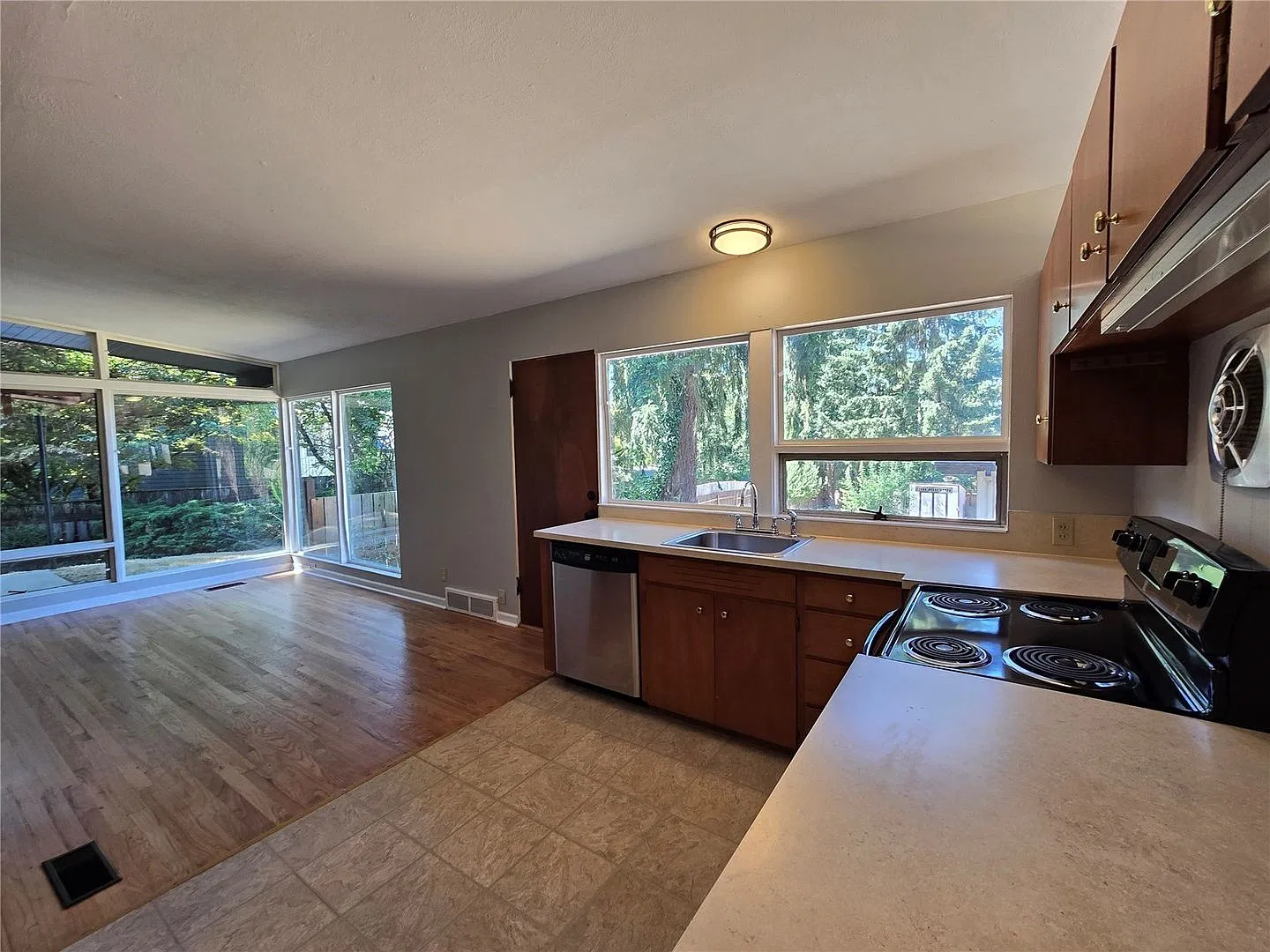 4Bd/2Ba Bellevue Home — Photo 4
