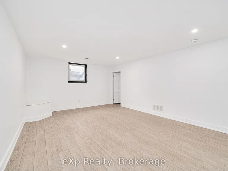 111 Riverside Dr N — Photo 17