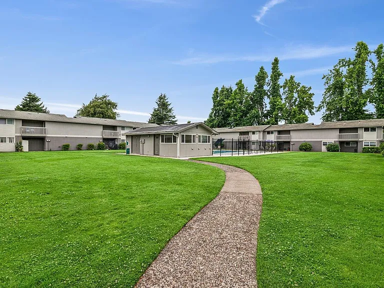 Sequoia Apartments — Photo 4