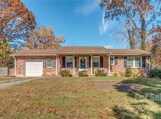 211 S Hillandale Dr, East Flat Rock, NC 28726