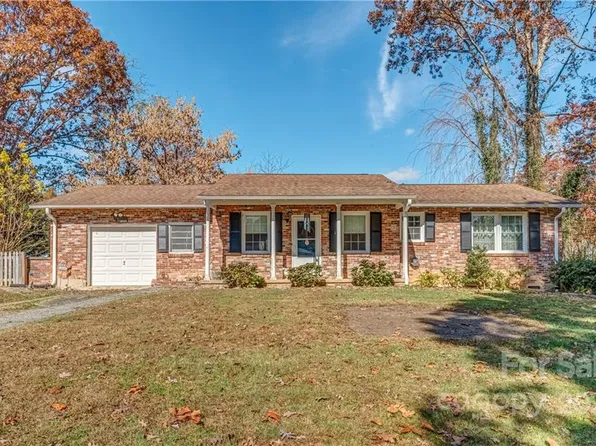 211 S Hillandale Dr, East Flat Rock, NC 28726