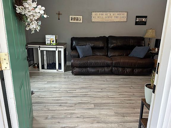 3rd image of 121 Leasure Rd