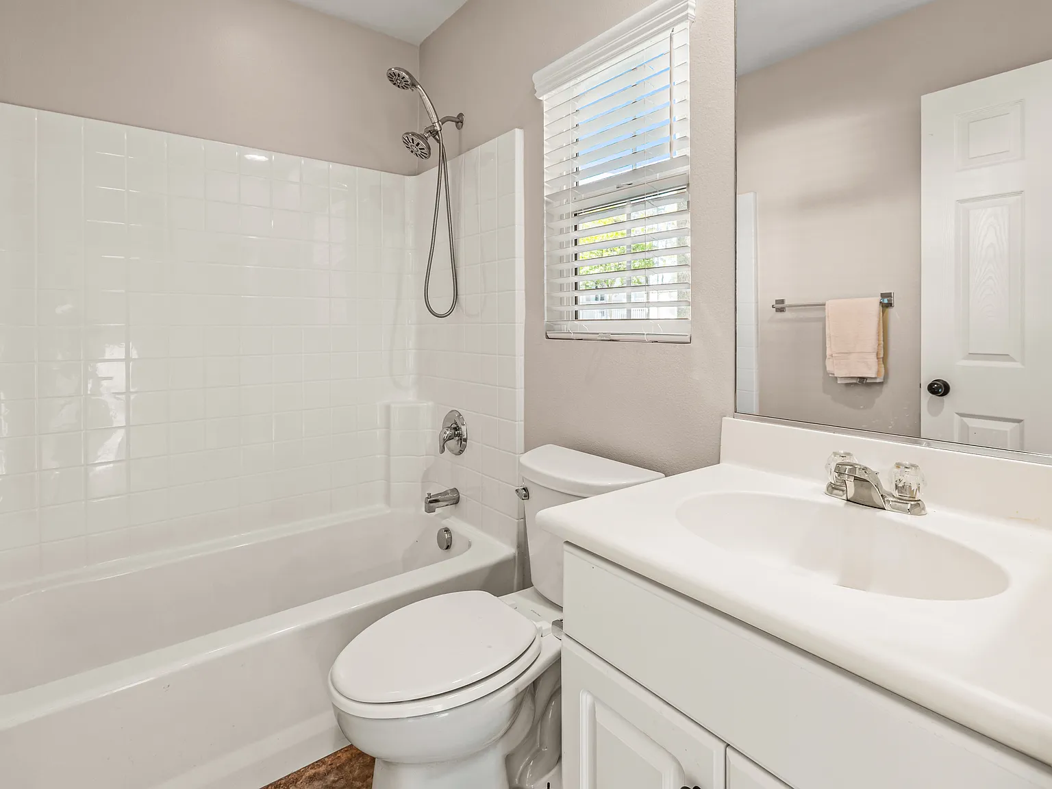 4 bed, 1976 sqft, $1,200 — Photo 3