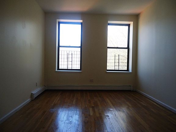 3rd image of 423 Throop Ave